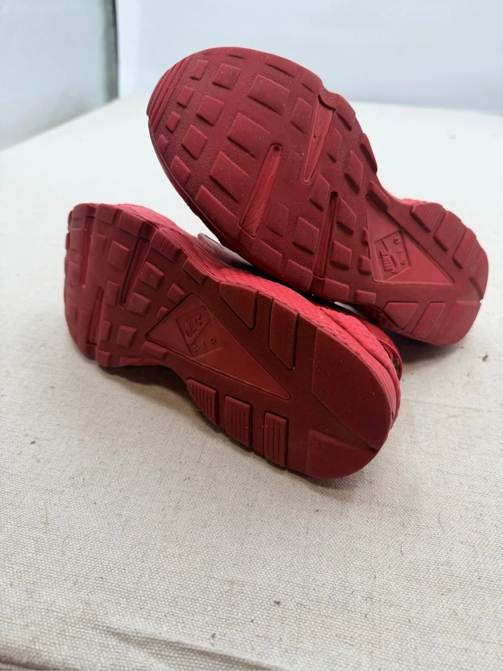 Nike Air Huarache Triple Red